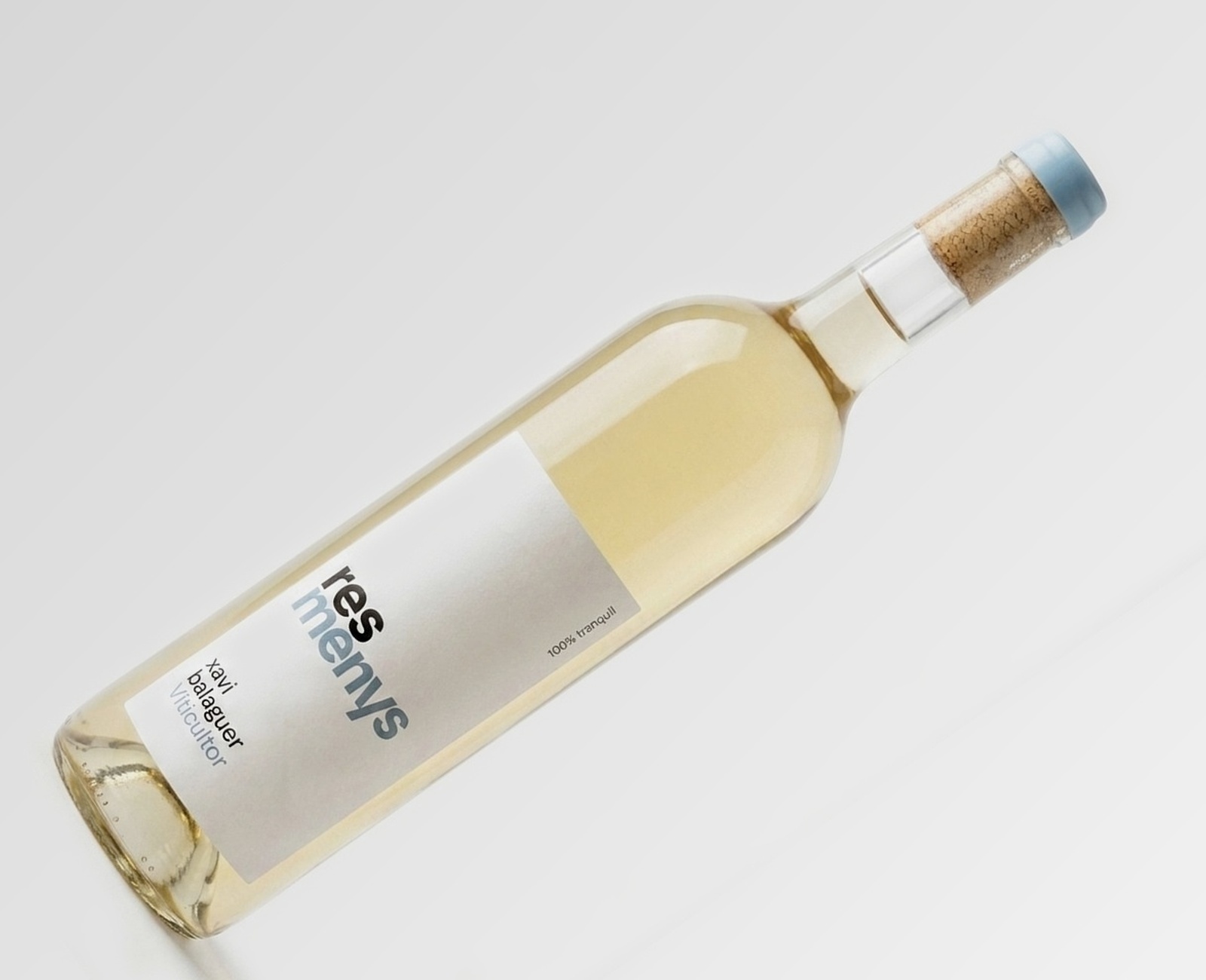 Ampolla de Res Menys, vi blanc natural amb lacre blau