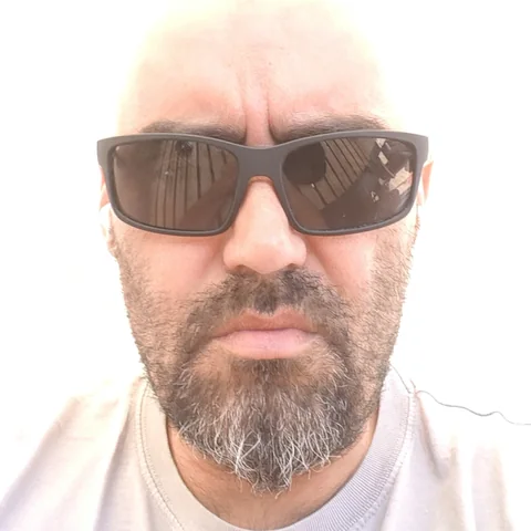 Xavi, CEO i fundador de XBVins, retrat amb ulleres de sol