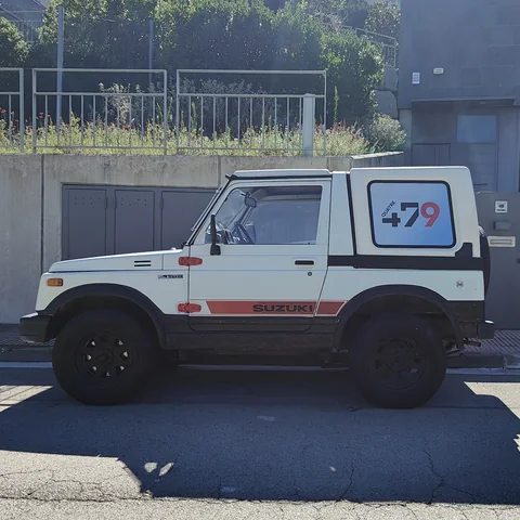 El Suzuki Samurai de XBVins retolat amb el logotip Quatre79, a punt per repartir comandes