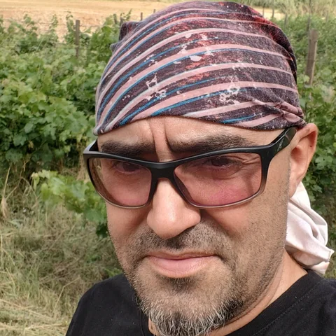Xavi, responsable de camp de XBVins, amb mocador a la vinya en plena fulla