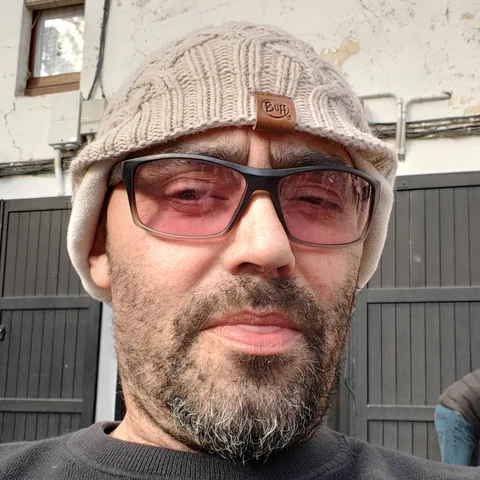 Xavi, responsable de les xarxes de XBVins, amb gorro davant la masia del 1774